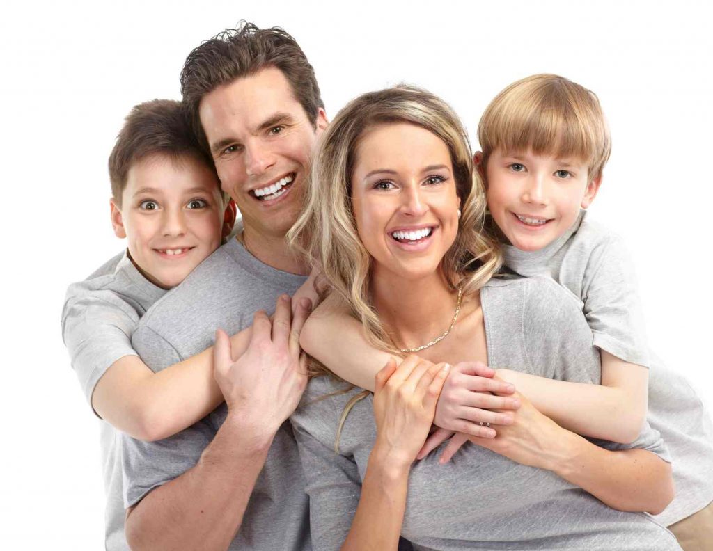 Das Bild zeigt eine glückliche junge Familie mit zwei Kindern. In der Lerntherapie Bremen wird die ganze Familie gesehen und ganzheitlich gearbeitet.